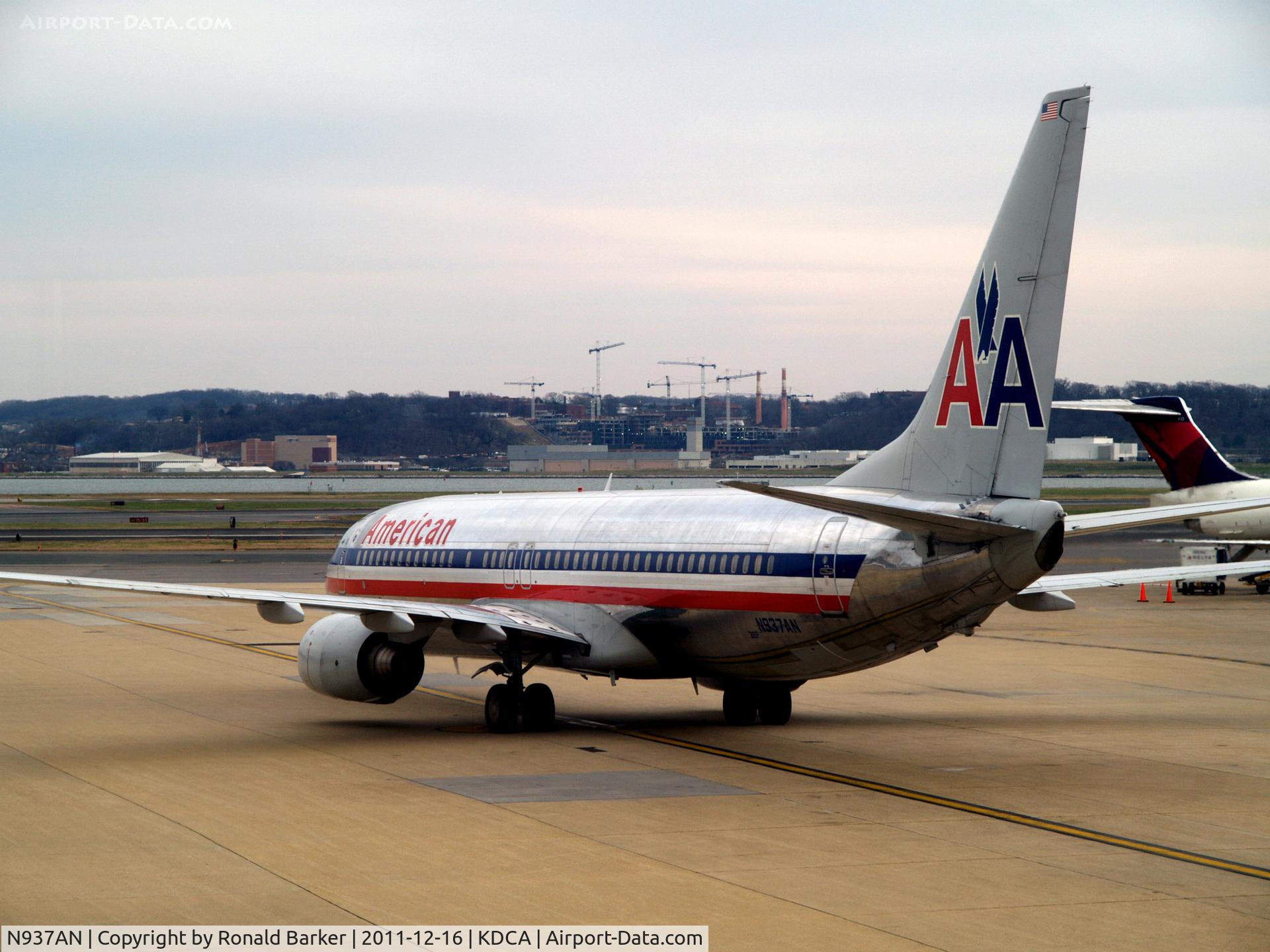 N937AN, 2000 Boeing 737-823 C/N 30082, ready to taxi DCA