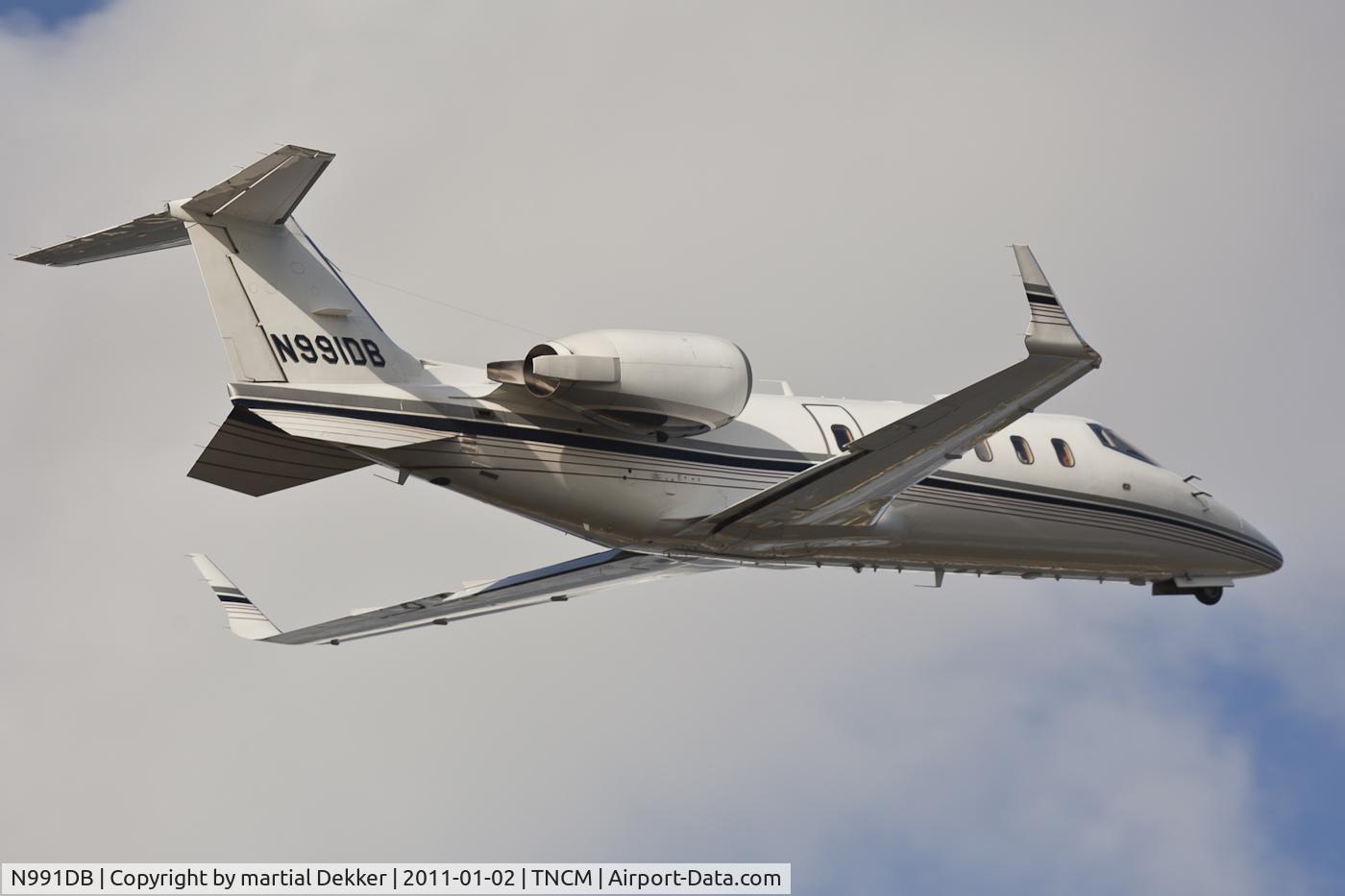 N991DB, 2000 Learjet 60 C/N 177, take off