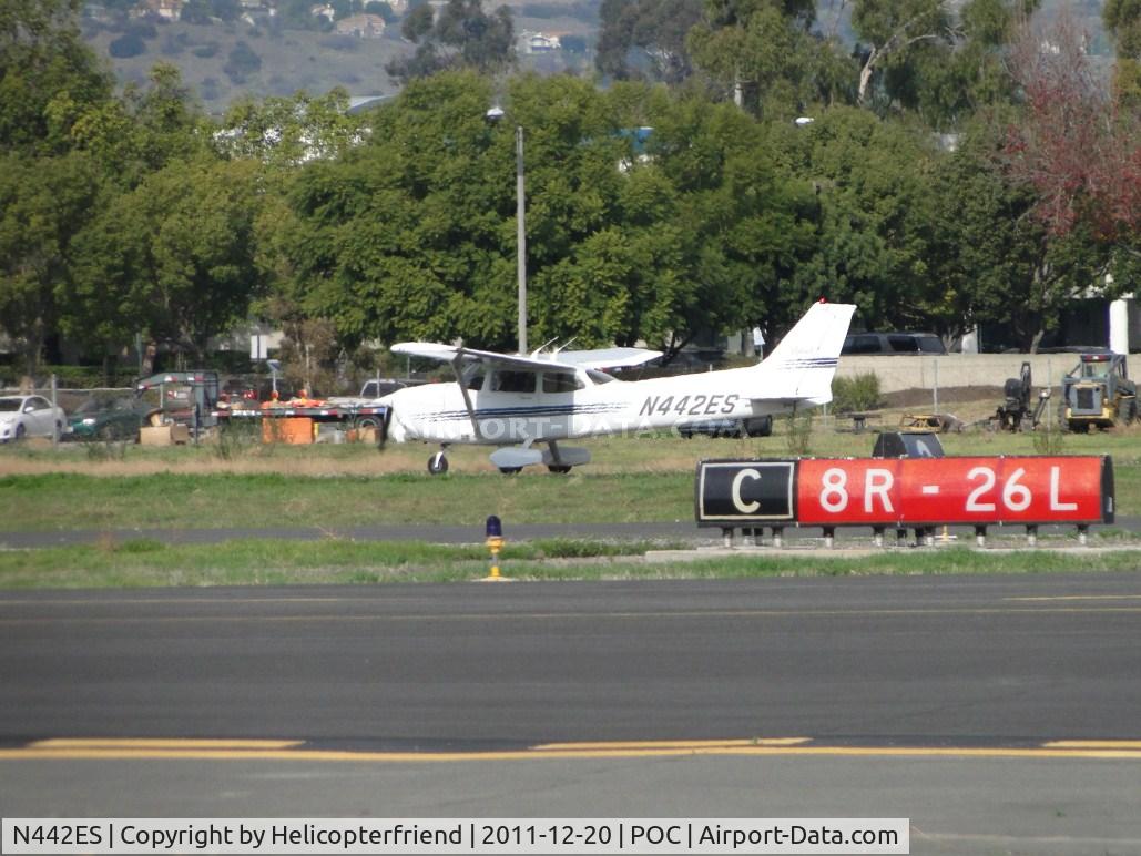 N442ES, 1998 Cessna 172R C/N 17280350, Landing on runway 26R