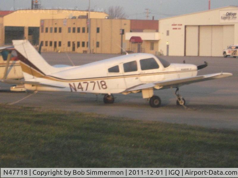 N47718, 1977 Piper PA-28-161 C/N 28-7816127, On the ramp at Chicago/Lansing Field.