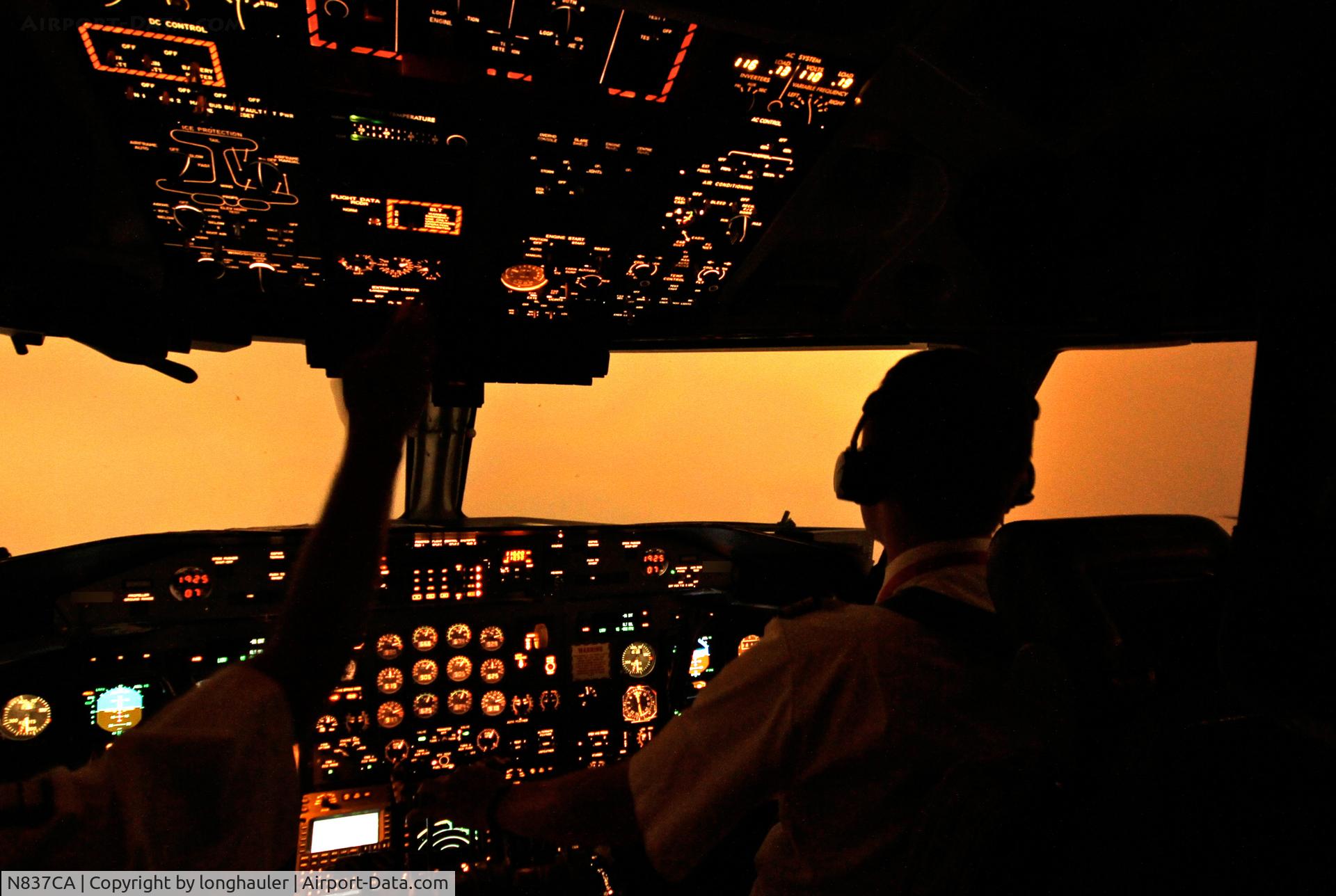 N837CA, 2000 De Havilland Canada DHC-8-314Q Dash 8 C/N 554, Jumpseat Foto