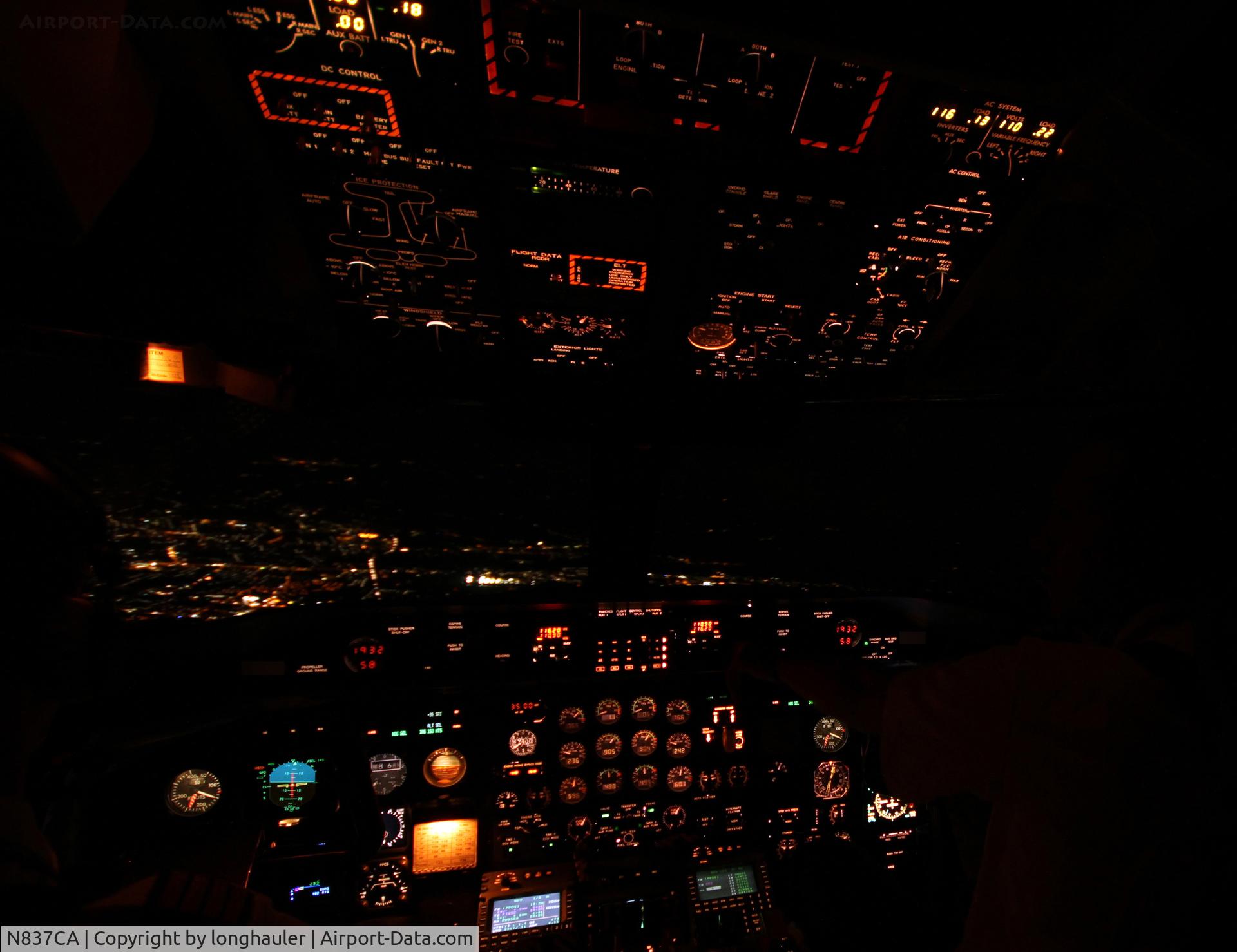 N837CA, 2000 De Havilland Canada DHC-8-314Q Dash 8 C/N 554, Jumpseat Foto