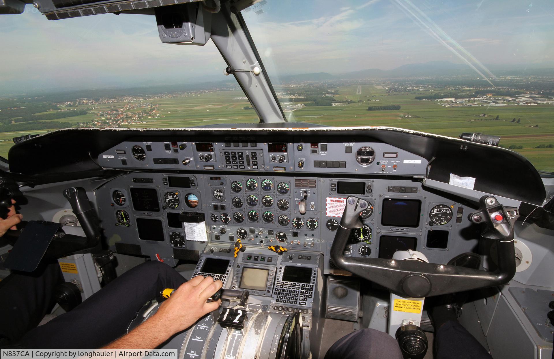 N837CA, 2000 De Havilland Canada DHC-8-314Q Dash 8 C/N 554, Jumpseat Foto