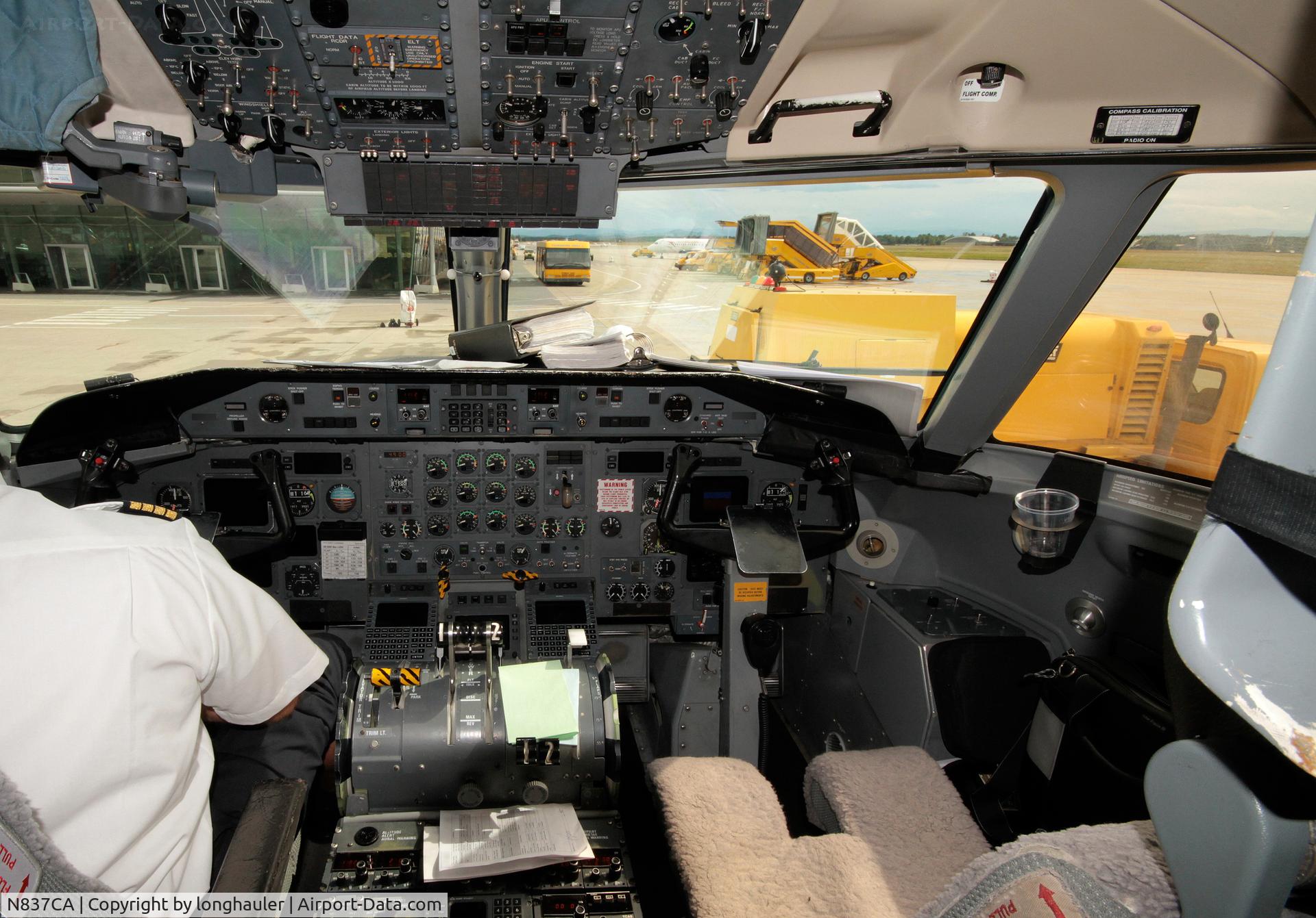 N837CA, 2000 De Havilland Canada DHC-8-314Q Dash 8 C/N 554, Jumpseat Foto