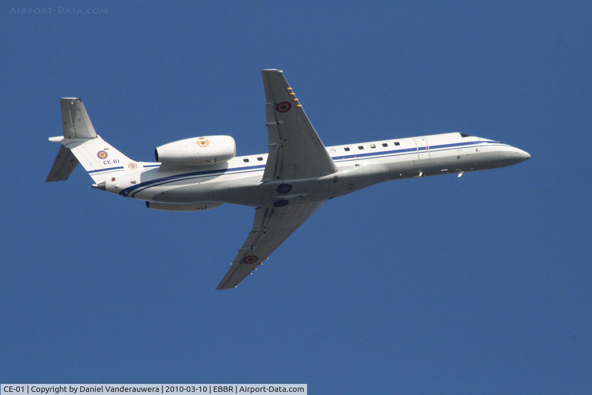 CE-01, 2001 Embraer ERJ-135LR (EMB-135LR) C/N 145449, Climbing from RWY 07R