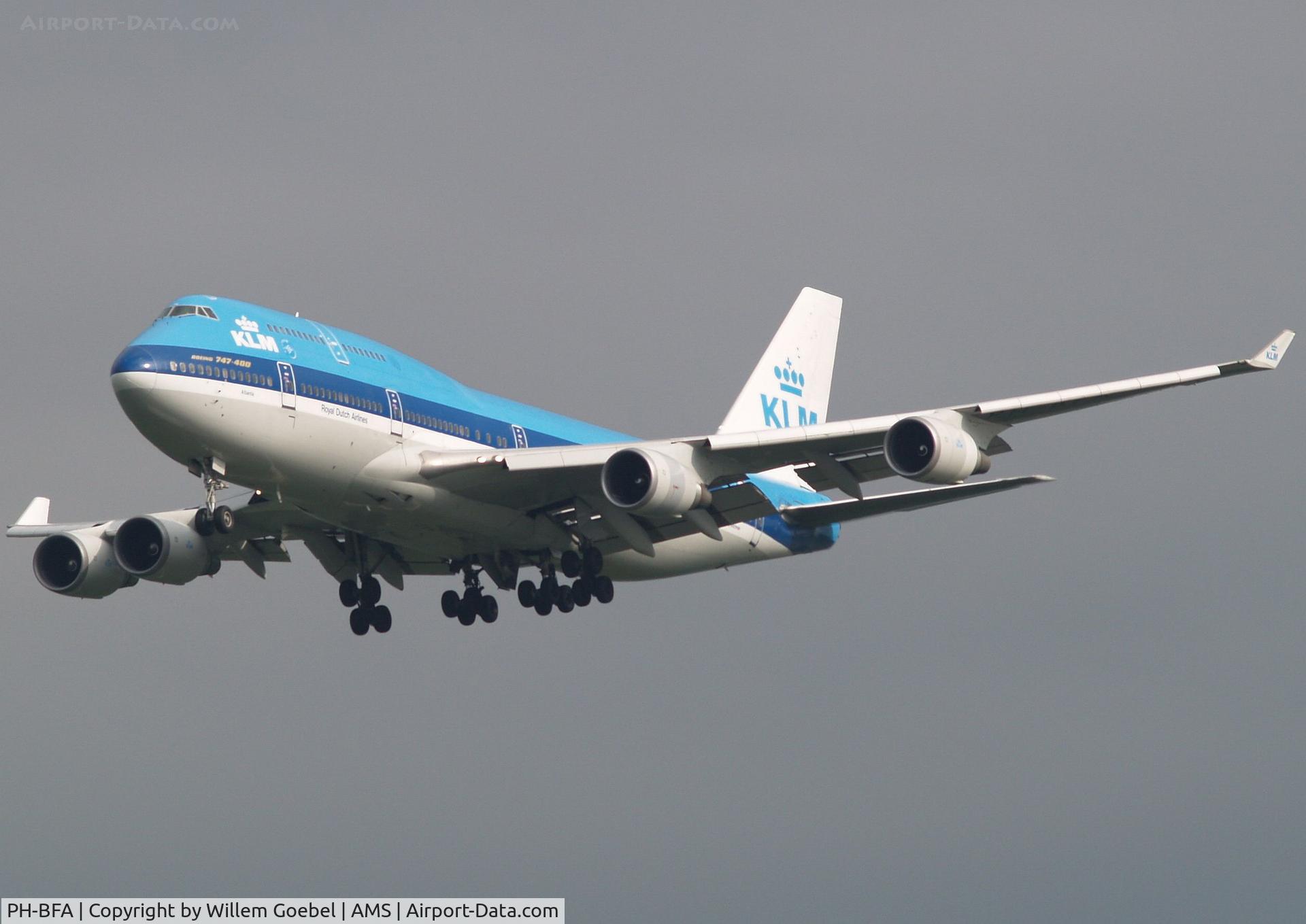 PH-BFA, 1989 Boeing 747-406 C/N 23999, Aircraft with the old colours. Landing on runway C18 of Amsterdam Airport.