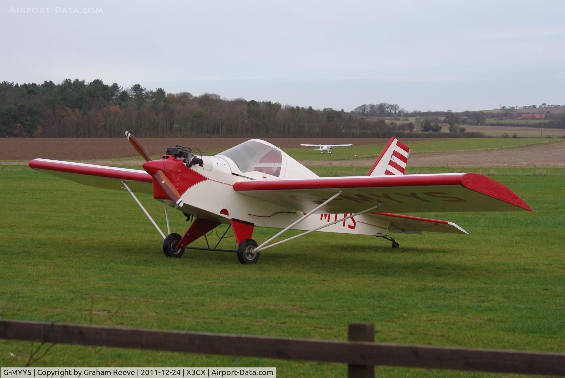 G-MYYS, 1995 Team Mini-Max C/N PFA 186-11989, Parked at Northrepps, with G-OMER in the back ground.