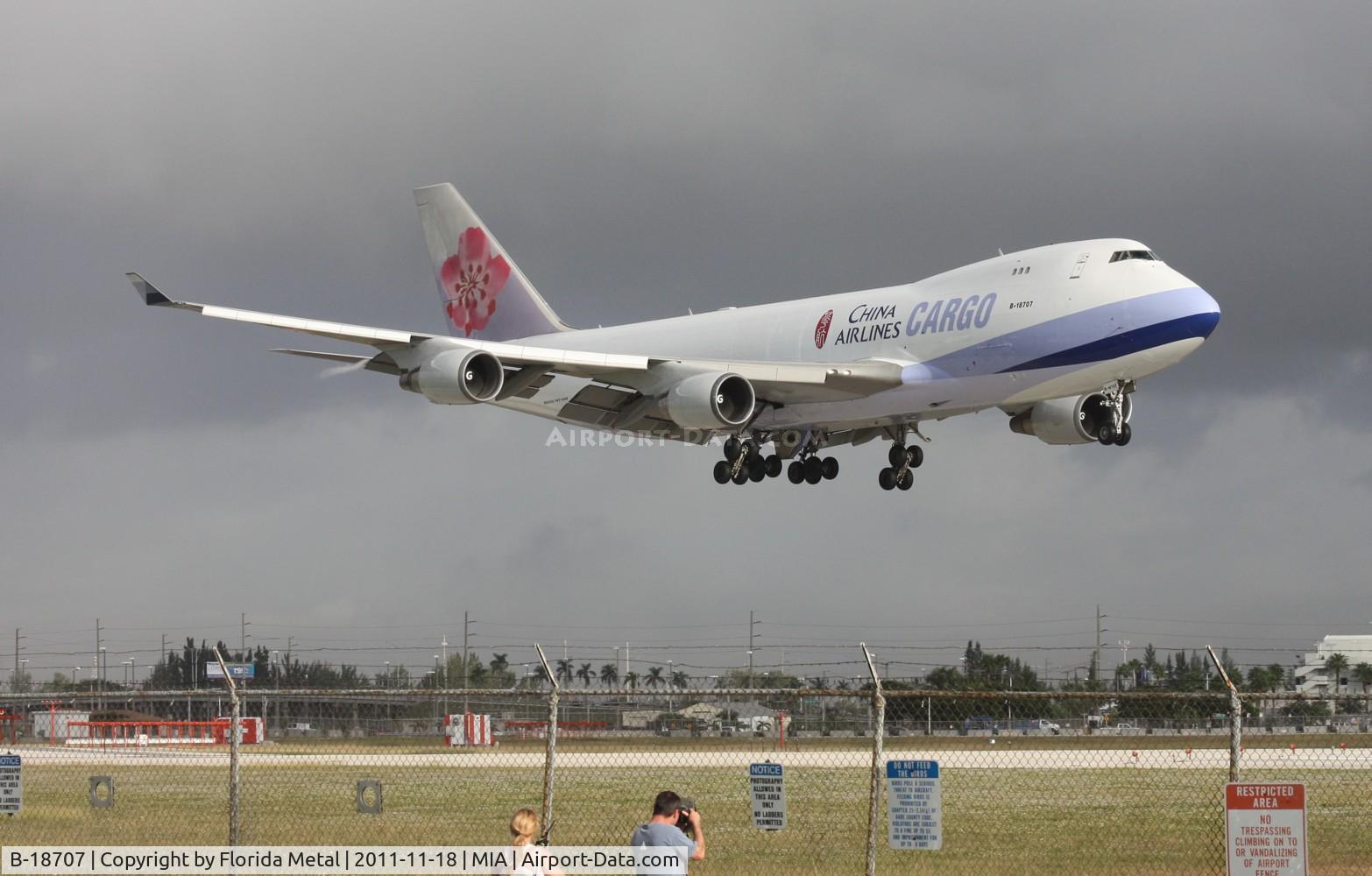 B-18707, 2001 Boeing 747-409F/SCD C/N 30764, China Airlines passing by the famous photo holes, a couple Hungarian spotters that I met standing by the holes
