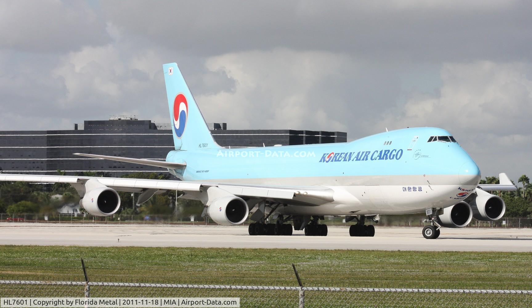 HL7601, 2004 Boeing 747-4B5F/SCD C/N 33949, After about 3 planes landed, the Korean 747 now cleared for take off on 9