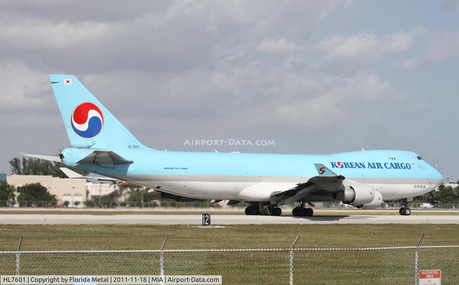 HL7601, 2004 Boeing 747-4B5F/SCD C/N 33949, Korean Cargo departing in front of El Dorado