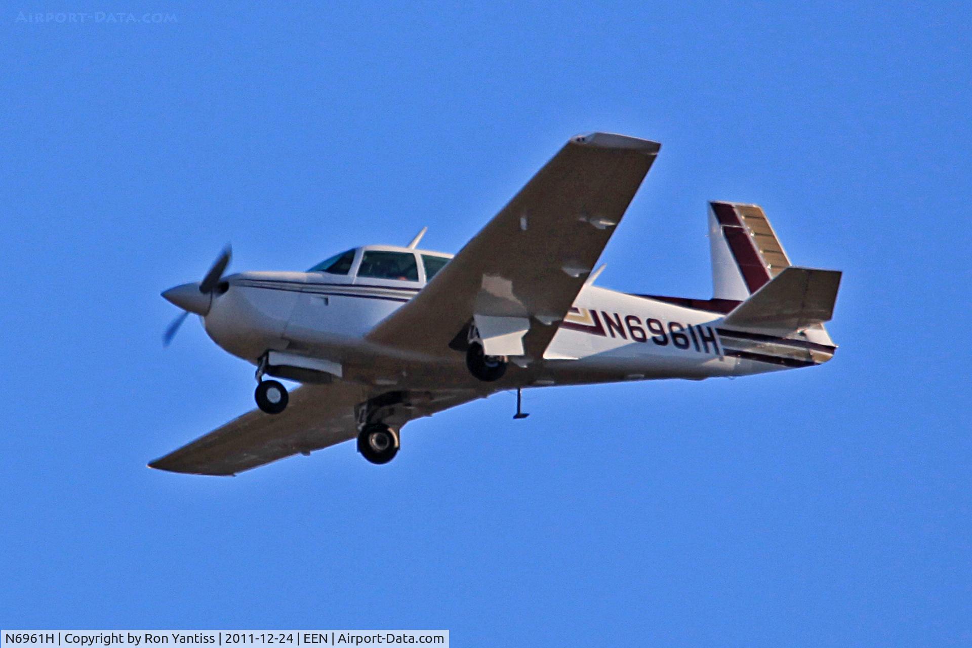 N6961H, 1979 Mooney M20J 201 C/N 24-0767, Short final runway 02, Dillant-Hopkins Airport, Keene, NH