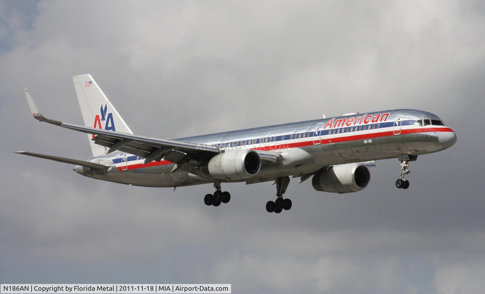 N186AN, 2001 Boeing 757-223 C/N 32380, American 757 landing Runway 9
