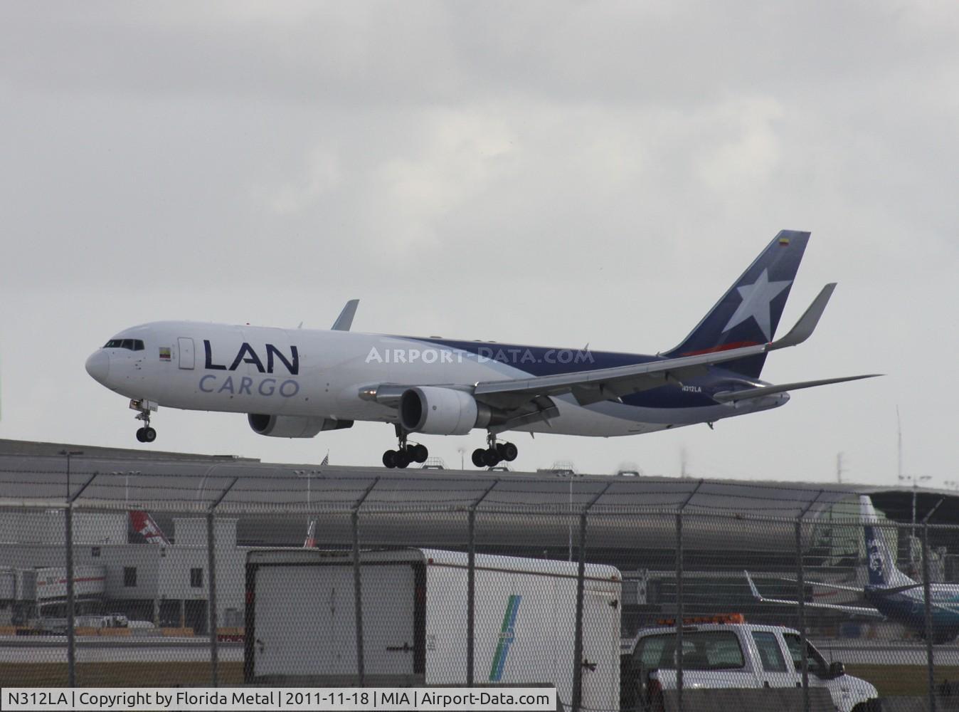 N312LA, 2001 Boeing 767-316F C/N 32572, LAN Cargo 767-300F landing Runway 30