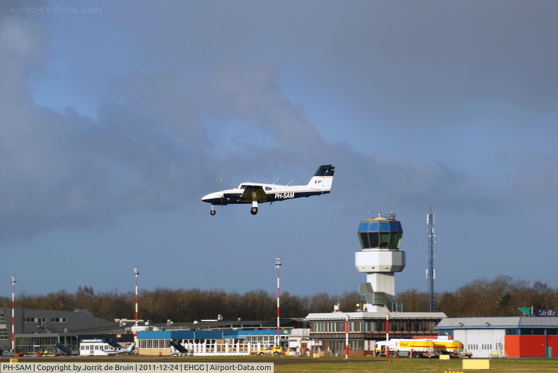 PH-SAM, 1978 Piper PA-44-180 Seminole C/N 44-7995150, Short final for a full stop landing on runway 23.