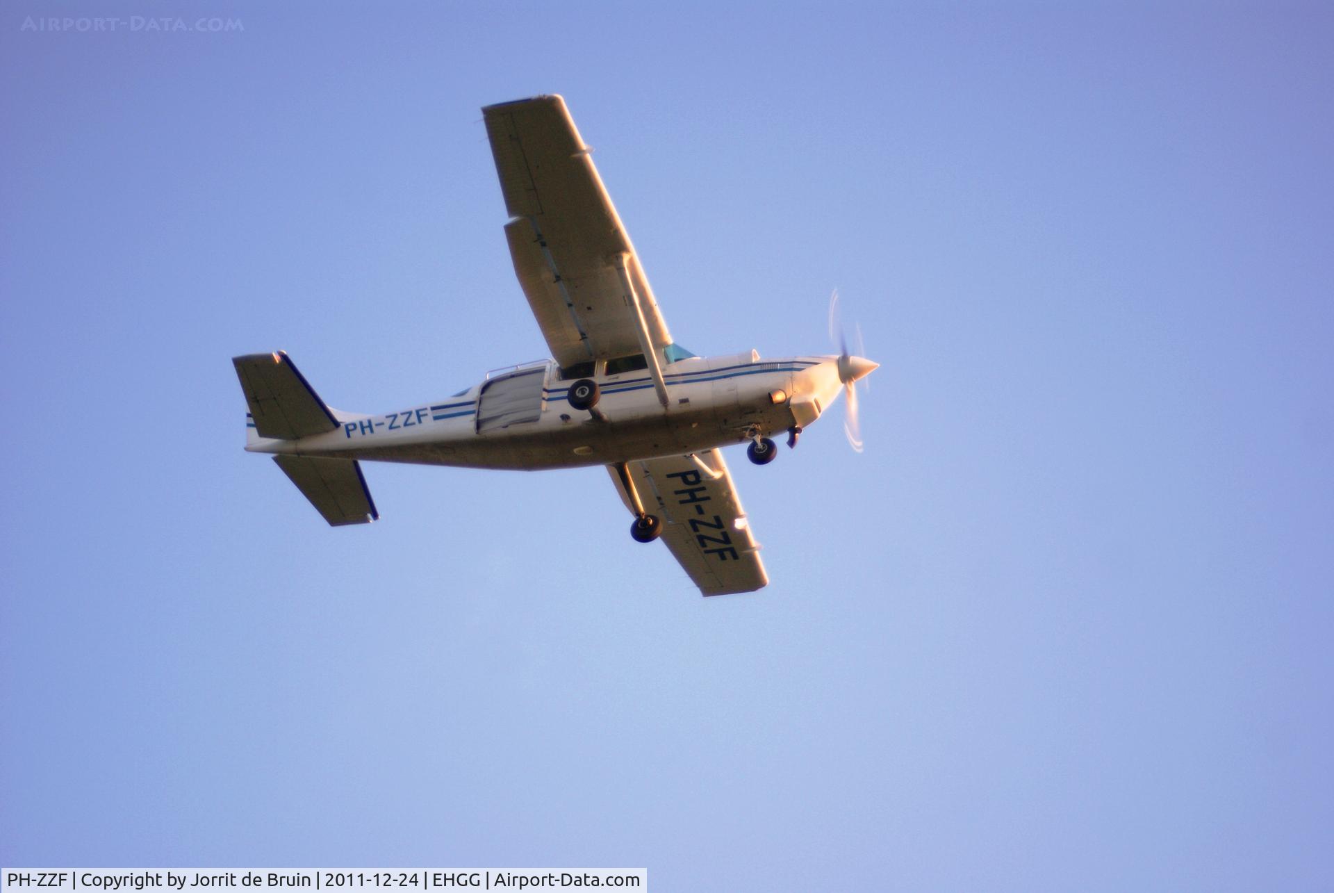 PH-ZZF, 1982 Cessna T207A C/N 207-00747, The fullstop landing on runway 23, after a paradropping on FL050 and FL120.
