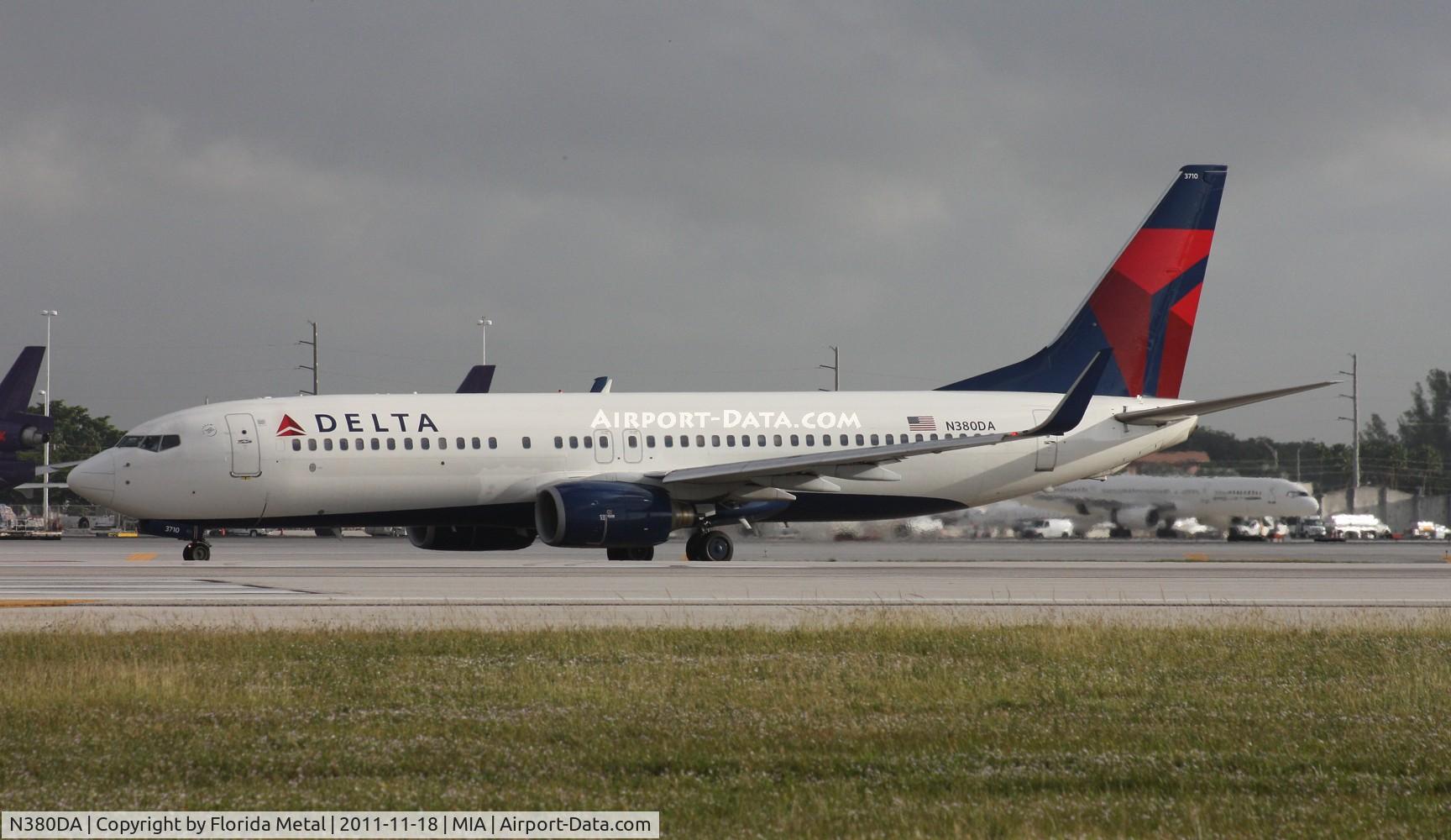 N380DA, 1999 Boeing 737-832 C/N 30266, Delta 737-800 by the photo holes