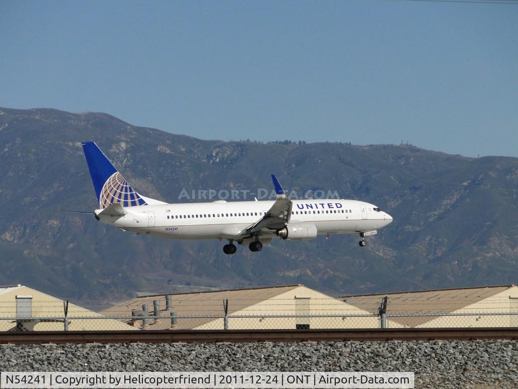 N54241, 1999 Boeing 737-824 C/N 28953, Landing on runway 8L