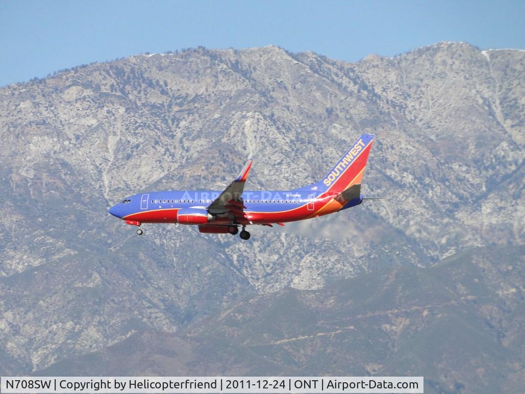 N708SW, 1998 Boeing 737-7H4 C/N 27842, On final for runway 26L