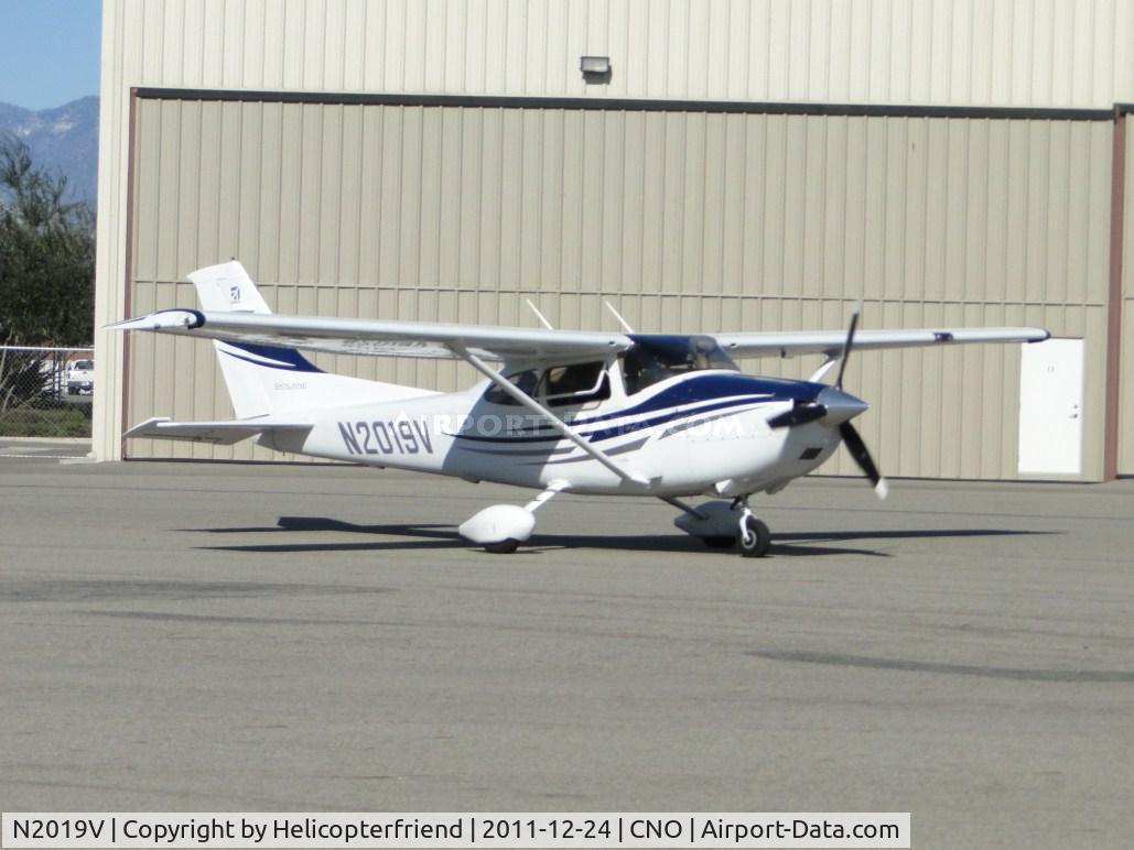 N2019V, 2005 Cessna 182T Skylane C/N 18281699, Taxiing to runway 26 for take off