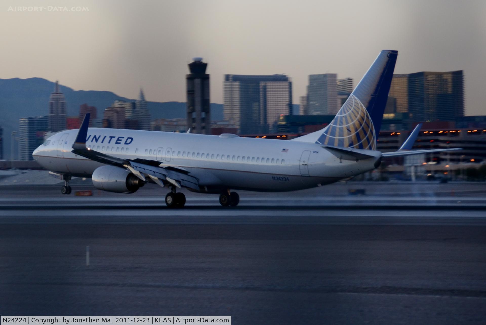 N24224, 1998 Boeing 737-824 C/N 28933, United 738 touches down on RWY 7L