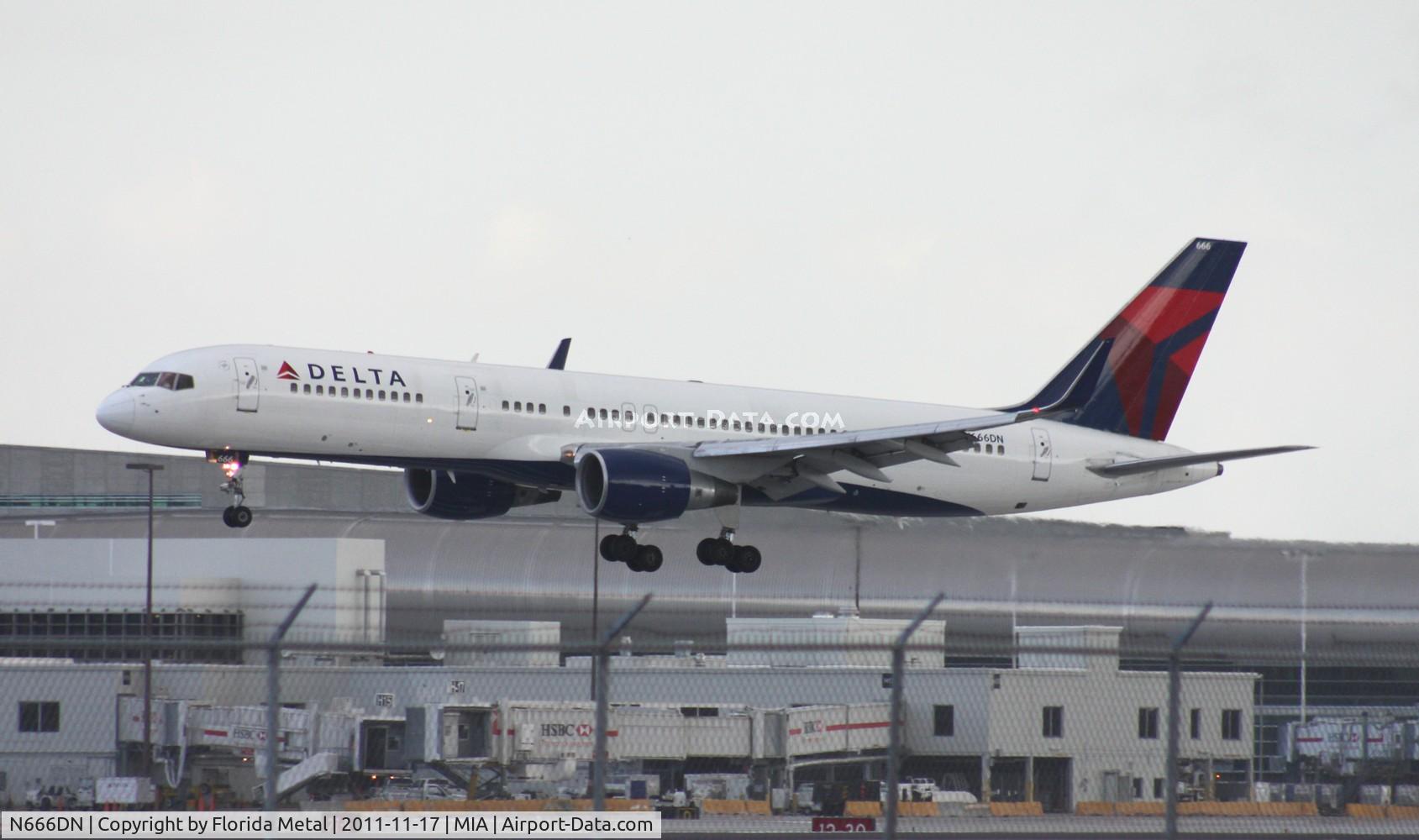 N666DN, 1991 Boeing 757-232 C/N 25034, Delta 757 landing Runway 30