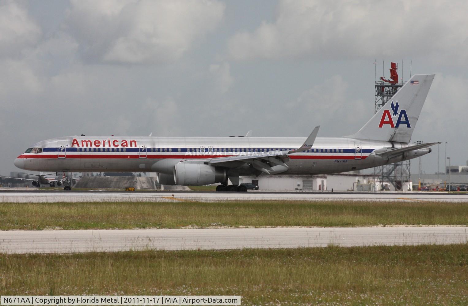 N671AA, 1992 Boeing 757-223 C/N 25336, American 757 waiting to depart on 8R