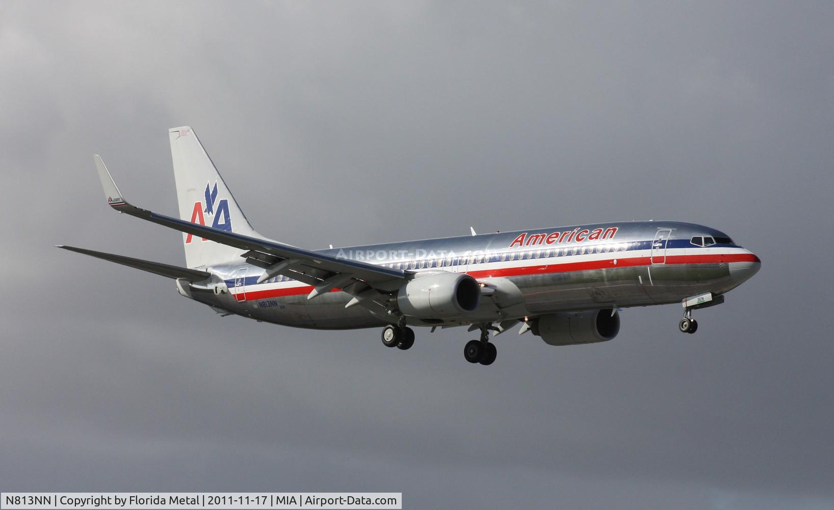 N813NN, 2009 Boeing 737-823 C/N 30918, American 737 landing on 9