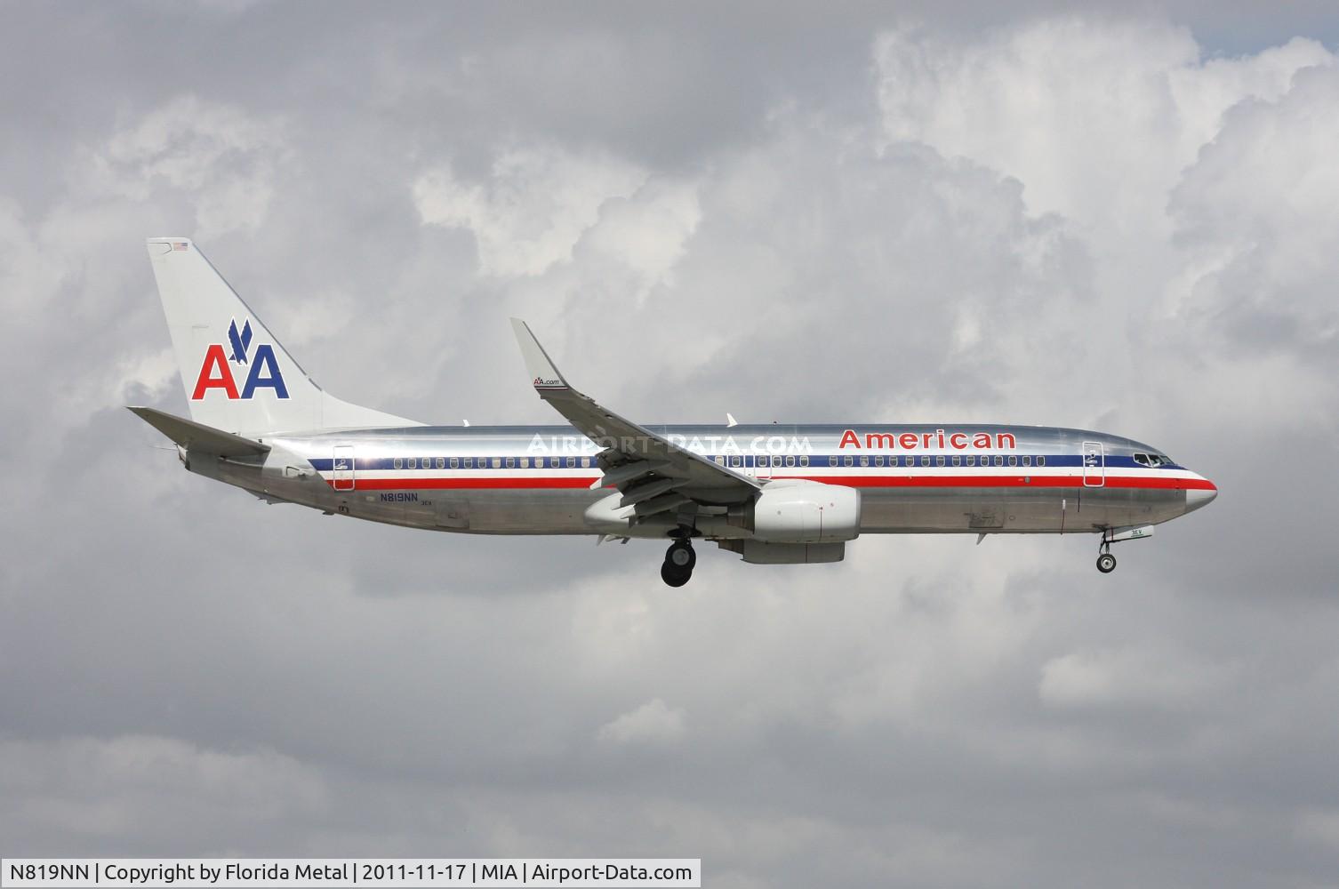 N819NN, 2009 Boeing 737-823 C/N 31083, American 737 landing on 9