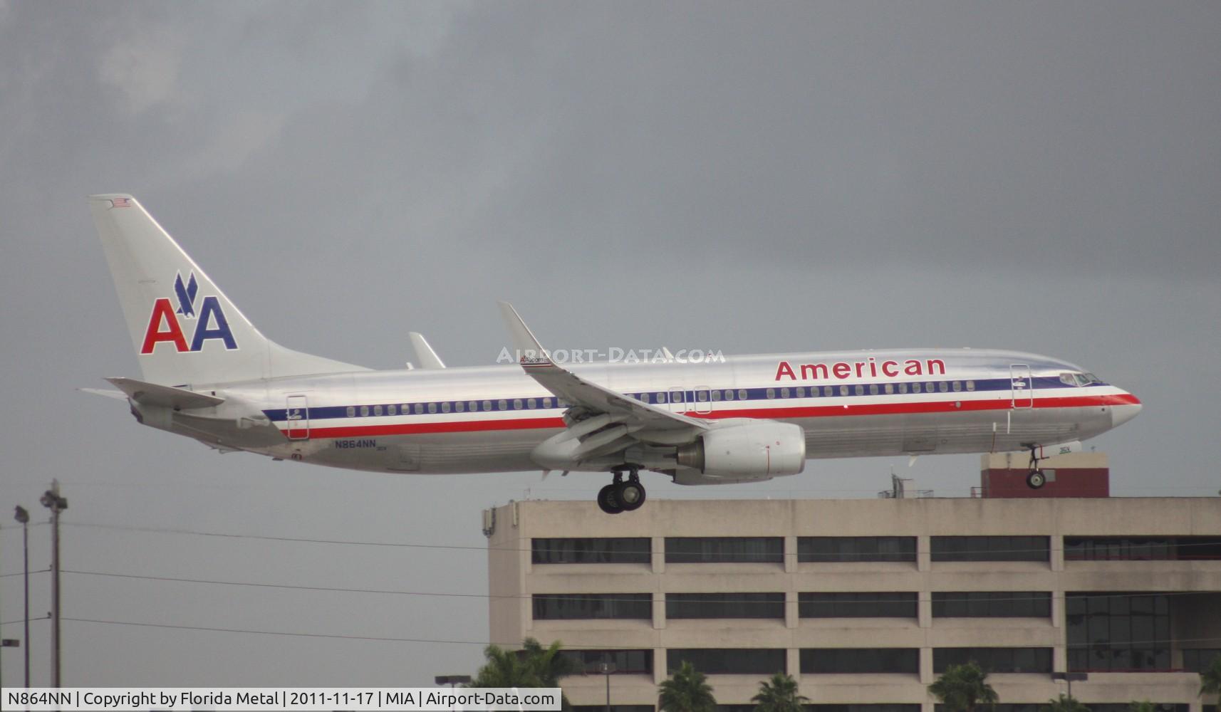 N864NN, 2010 Boeing 737-823 C/N 31111, American 737 landing on 8L