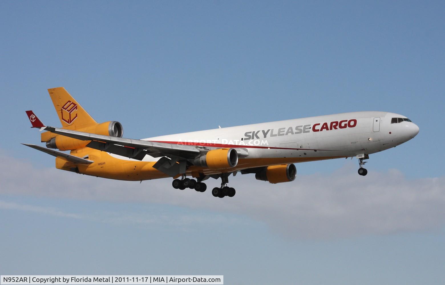 N952AR, 1992 McDonnell Douglas MD-11F C/N 48497, Sky Lease MD-11 landing on 9