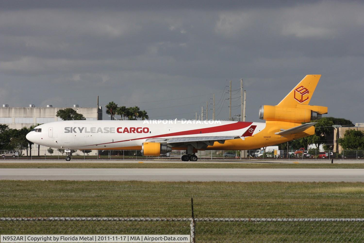 N952AR, 1992 McDonnell Douglas MD-11F C/N 48497, Sky Lease taxiing out to depart on 9
