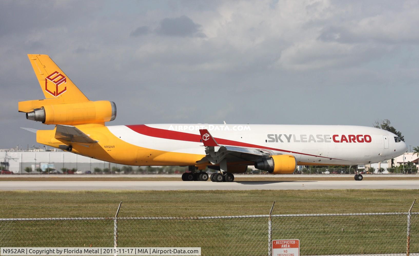 N952AR, 1992 McDonnell Douglas MD-11F C/N 48497, Sky Lease MD-11 departing on 9