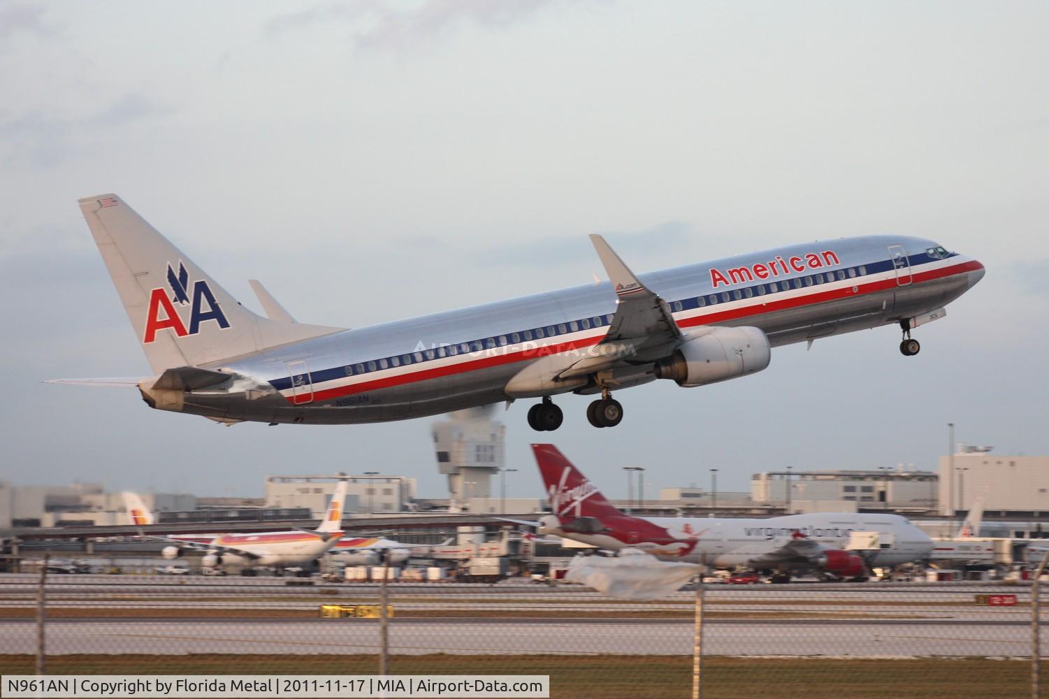 N961AN, 2001 Boeing 737-823 C/N 30092, American 737 going out kind of heavy if he needs over 10,000 ft of runway to rotate on 9