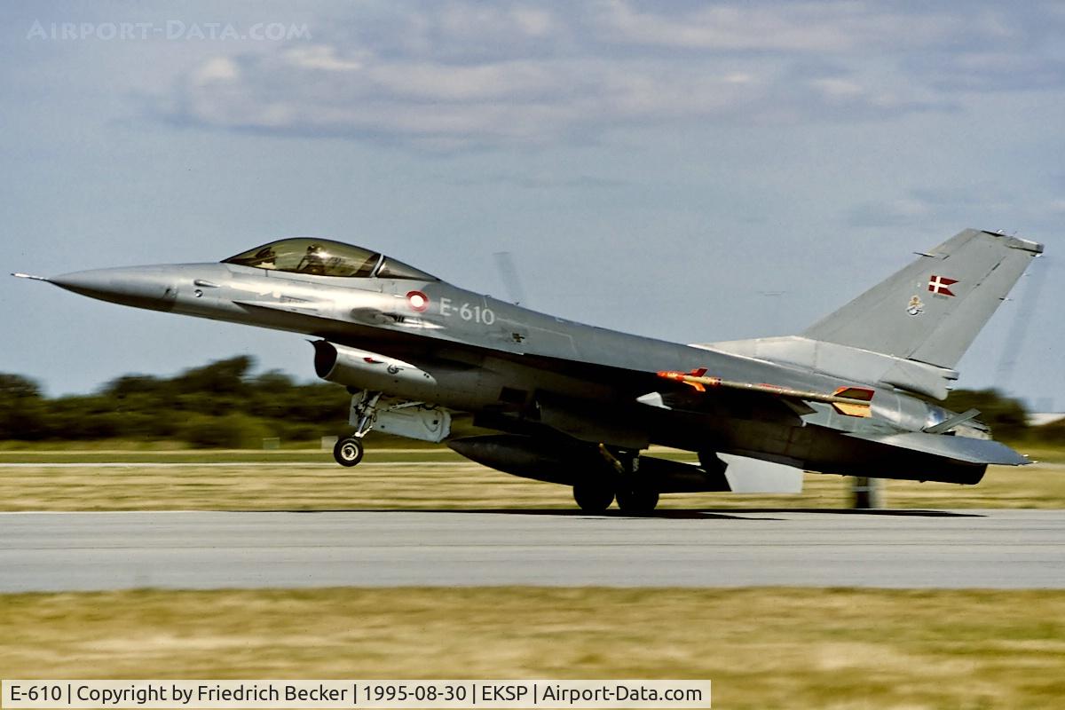 E-610, 1983 SABCA F-16AM Fighting Falcon C/N 6F-45, descelerating after touchdown