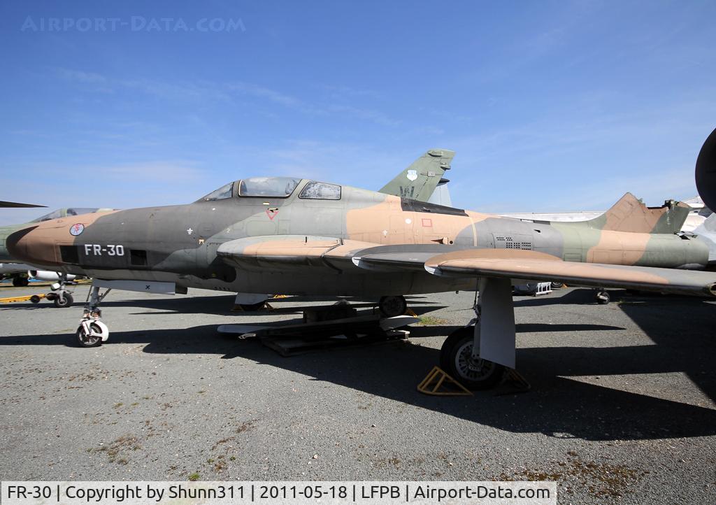 FR-30, Republic RF-84F Thunderflash C/N Not found (51-17015), Stored at Dugny...