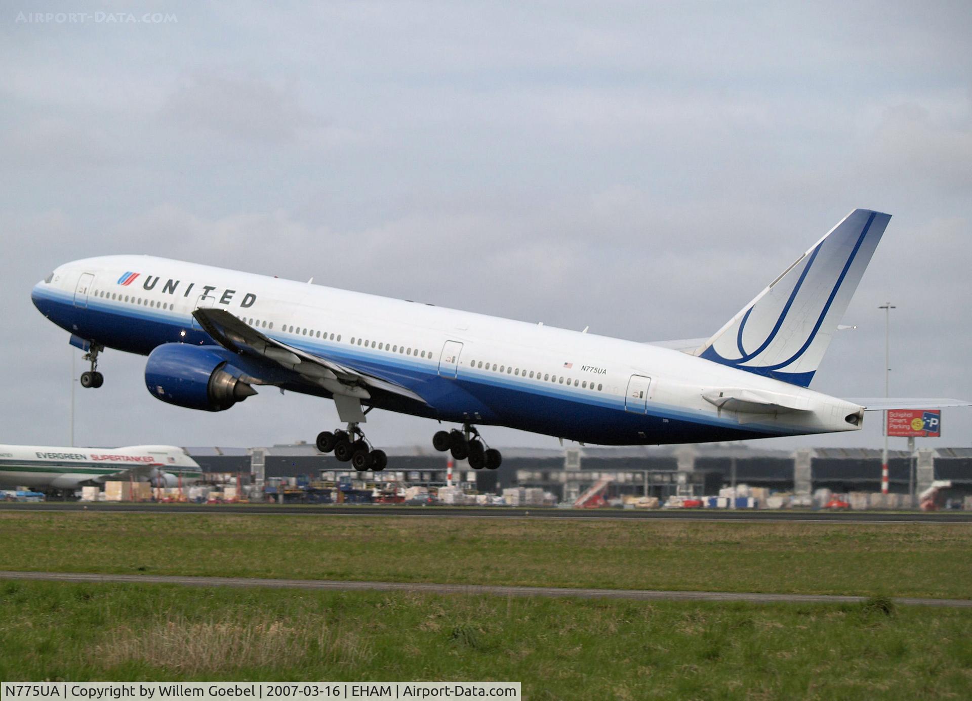 N775UA, 1995 Boeing 777-222 C/N 26947, Take off from Amsterdam Airport of runway 24