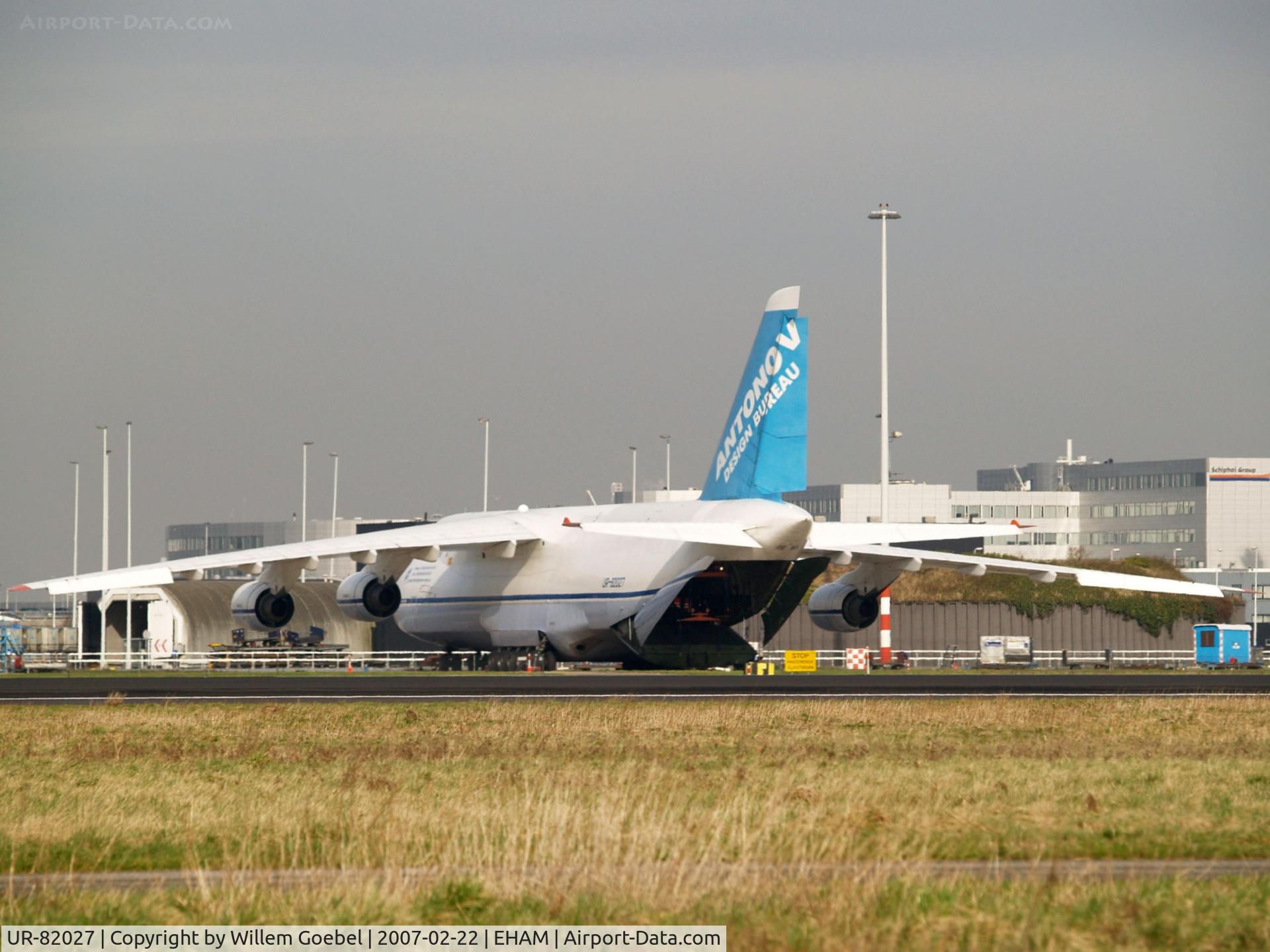 UR-82027, 1990 Antonov An-124-100 Ruslan C/N 19530502288, Loading on the Cargo gate
