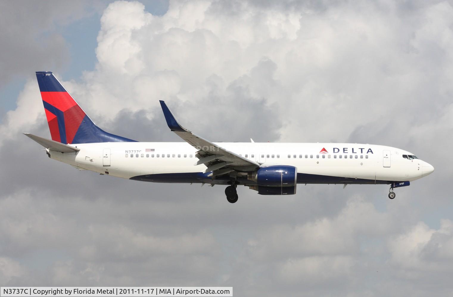 N3737C, 2000 Boeing 737-832 C/N 30799, Delta 737 landing Runway 9