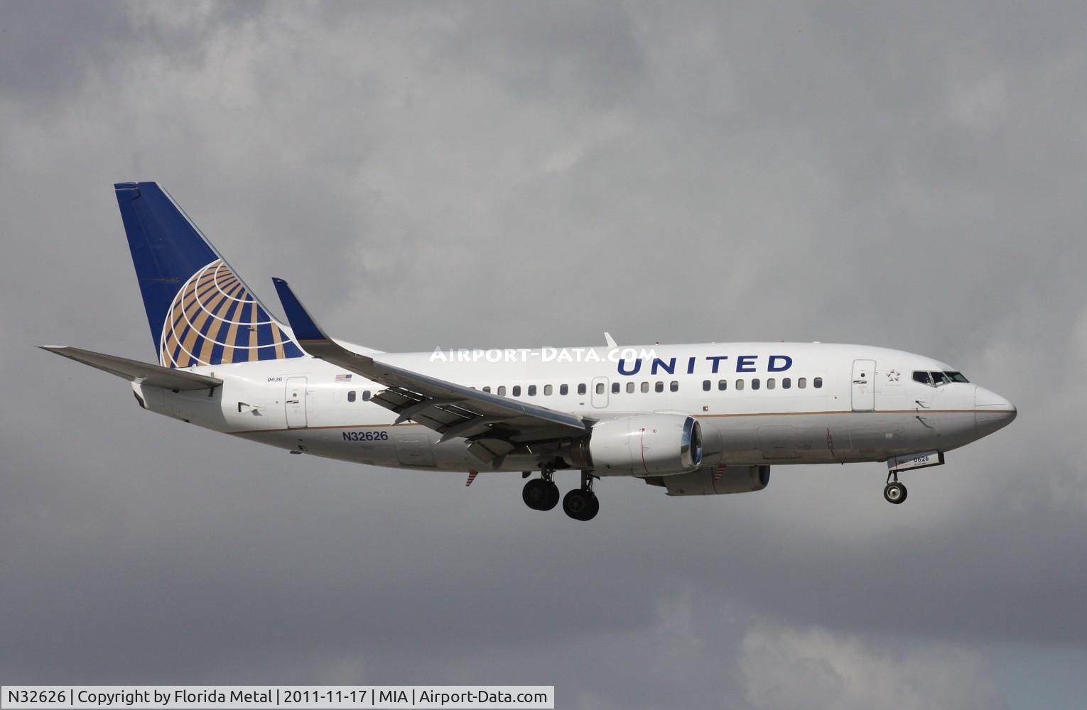 N32626, 1995 Boeing 737-524 C/N 27530, United 737-500 landing 9