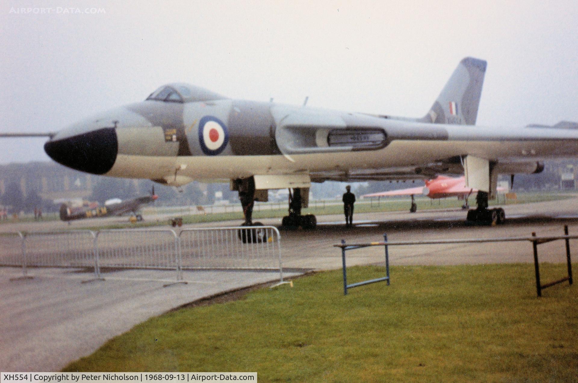 XH554, 1961 Avro Vulcan B.2 C/N Set 8, Vulcan B.2 of 230 Operational Conversion Unit on display at the 1968 RAF Finningley Battle of Britain Airshow.