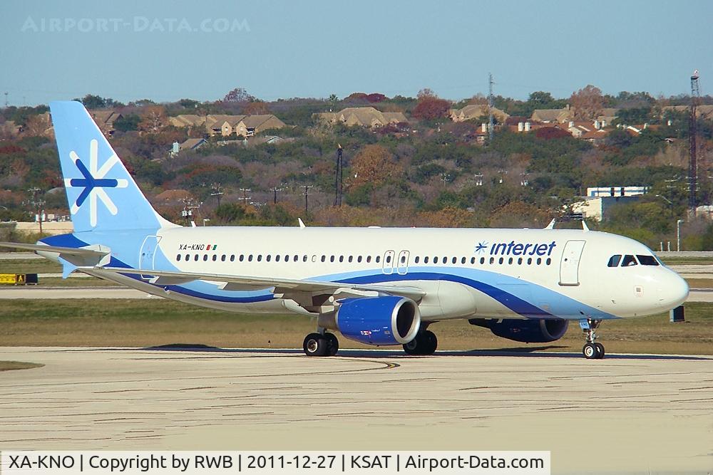 XA-KNO, 2005 Airbus A320-214 C/N 2539, Taxiing to parking