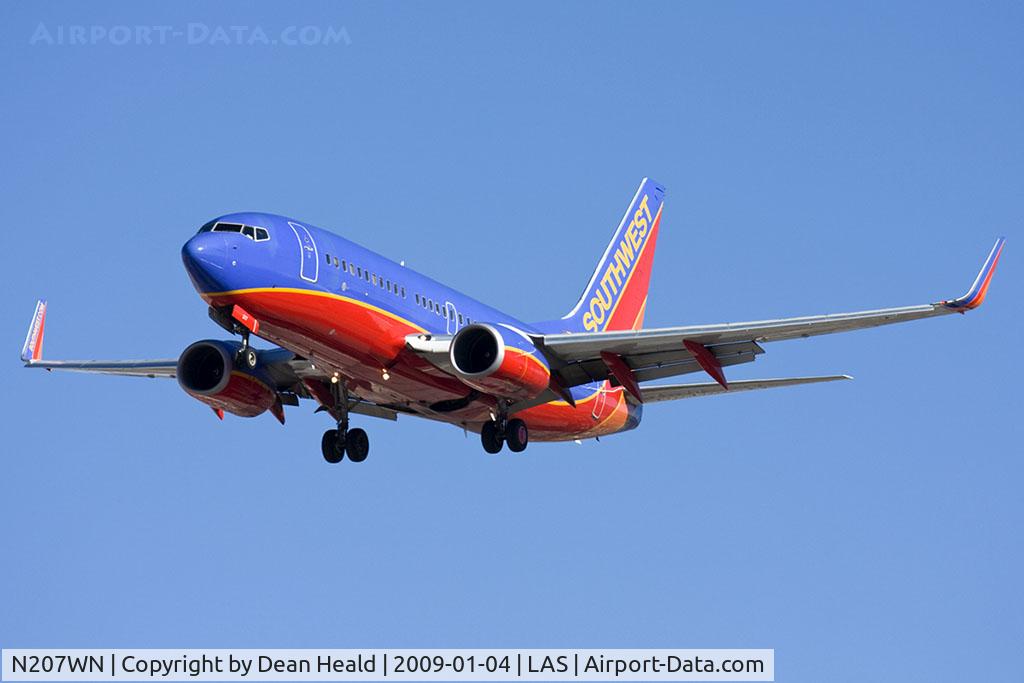 N207WN, 2005 Boeing 737-7H4 C/N 34012, Southwest Airlines N207WN (FLT SWA358) from Denver Intl (KDEN) on short final RWY 25R.
