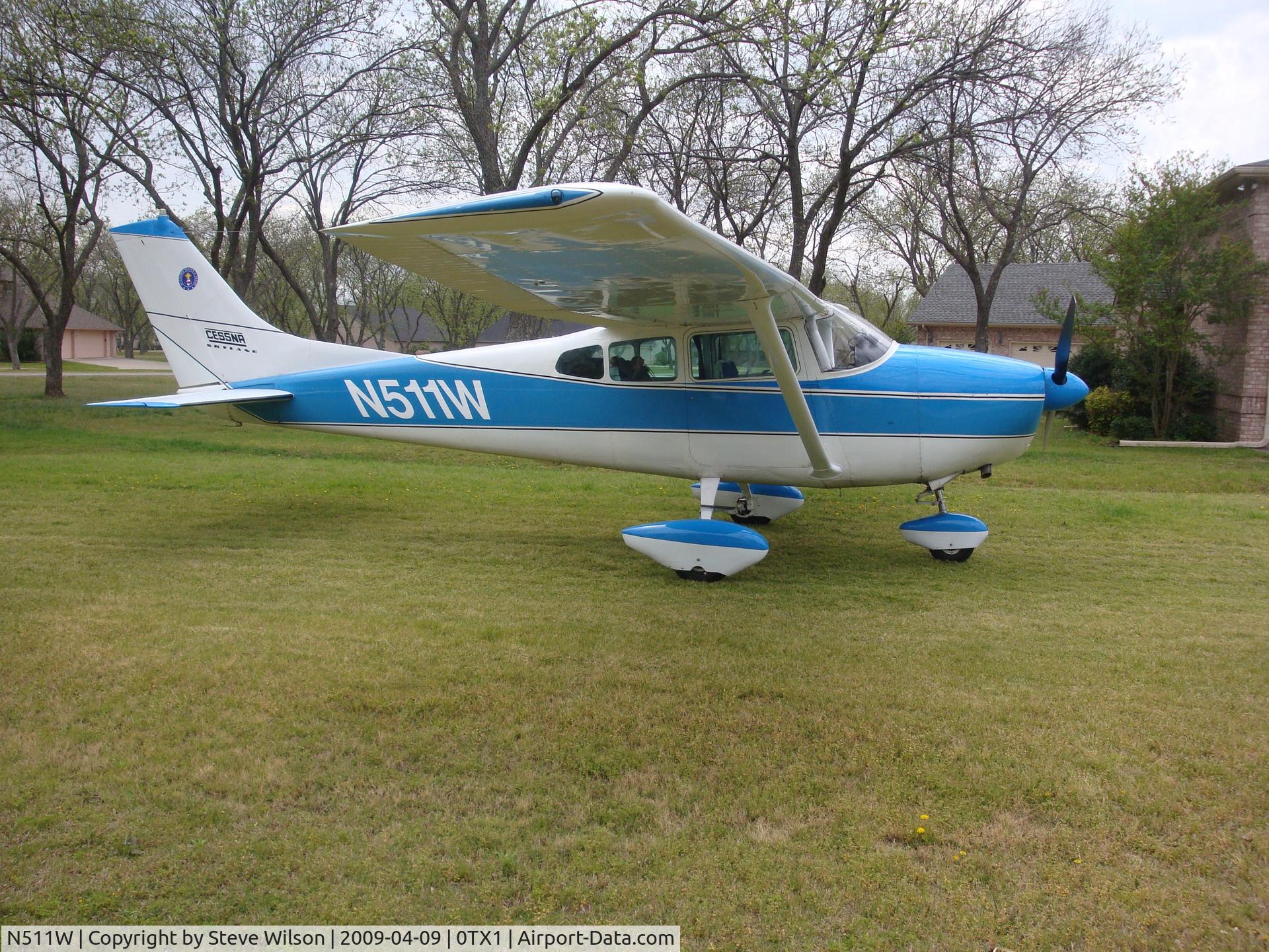 N511W, 1959 Cessna 182C Skylane C/N 52495, 1960 Cessna 182C, S/N 52495, on ramp at Pecan Plantation, Granbury, TX