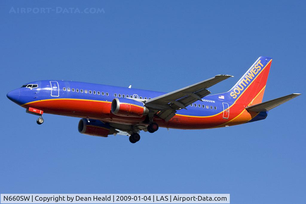 N660SW, 1985 Boeing 737-301 C/N 23230, Southwest Airlines N660SW (FLT SWA2852) from Phoenix Sky Harbor Int'l (KPHX) on short final to RWY 25R.