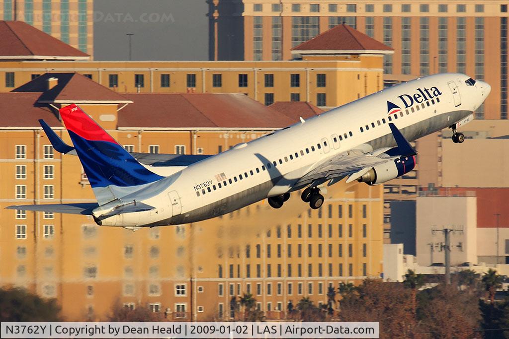 N3762Y, 2001 Boeing 737-832 C/N 30817, Delta Air Lines N3762Y (FLT DAL1596) climbing out from RWY 1R en route to Cincinnati/Northern Kentucky Int'l (KCVG).