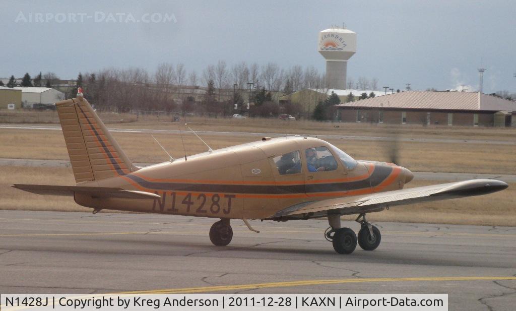 N1428J, 1966 Piper PA-28-180 C/N 28-3539, Piper PA-28-180 Cherokee taxiing to runway 22.
