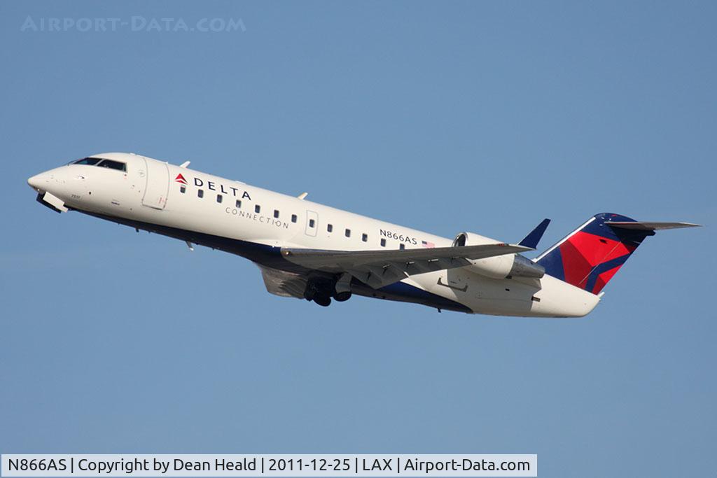 N866AS, 2001 Bombardier CRJ-200ER (CL-600-2B19) C/N 7517, Delta Connection (SkyWest Airlines) N866AS (FLT SKW4469) climbing out from RWY 25R en route to Metropolitan Oakland Int'l (KOAK). Aircraft was originally owned by ASA and then briefly by Comair before SkyWest acquired it in Nov 2005.