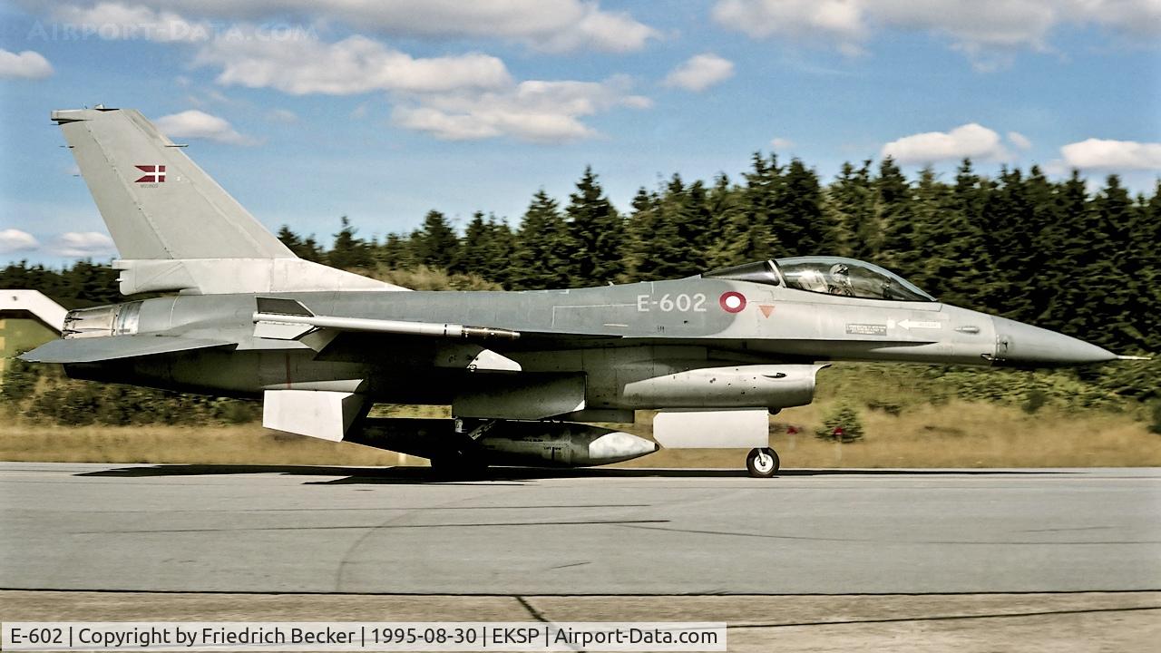 E-602, 1980 General Dynamics (SABCA) F-16AM Fighting Falcon (401) C/N 6F-37, taxying to the active