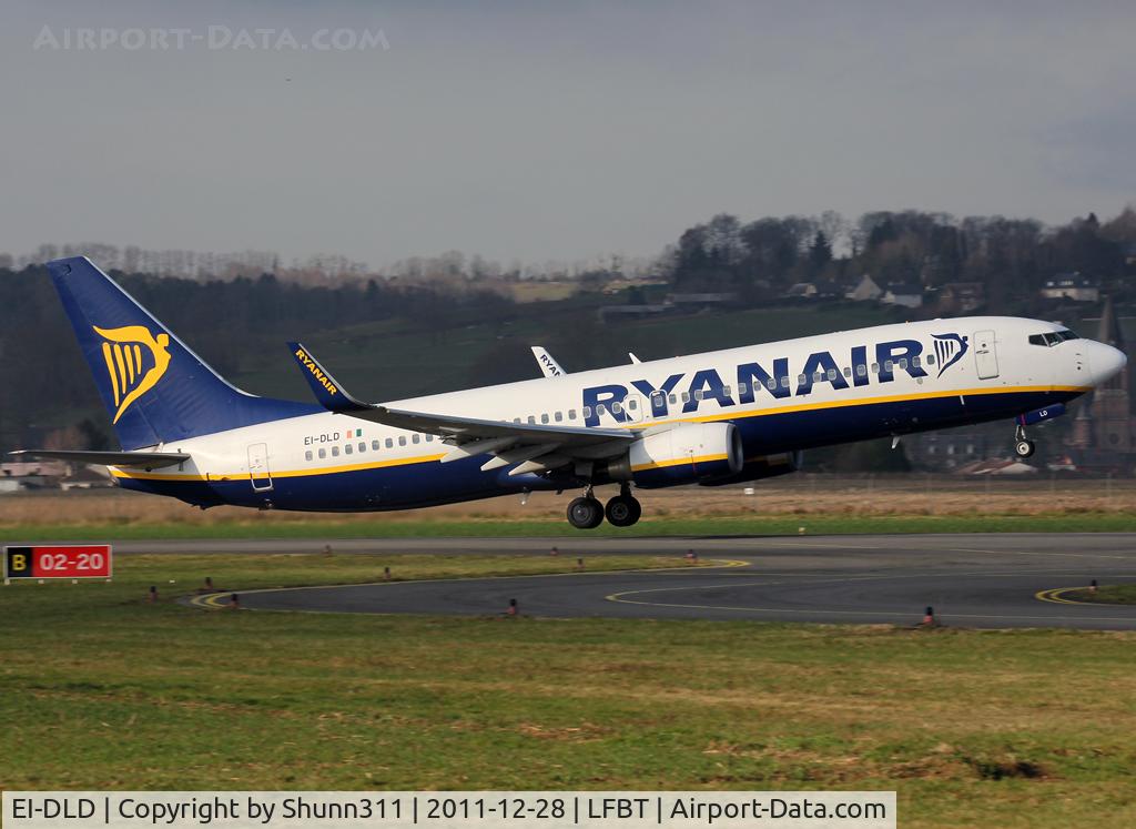 EI-DLD, 2005 Boeing 737-8AS C/N 33825, Taking off rwy 02