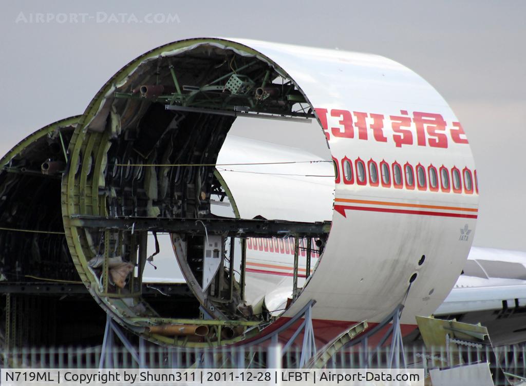 N719ML, 1994 Boeing 777-222 C/N 26917, One of the 2 last big pieces from this aircraft : central section...